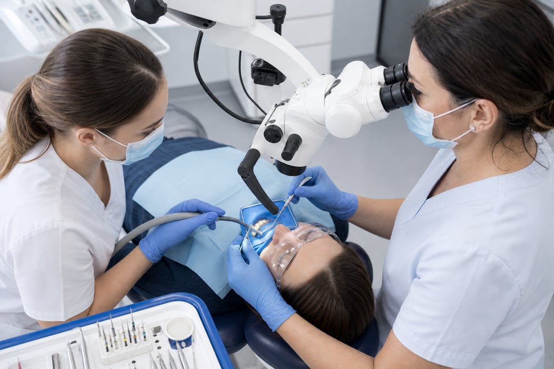 Lekarka przygotowuje narzędzie endodontyczne do leczenia kanałowego.