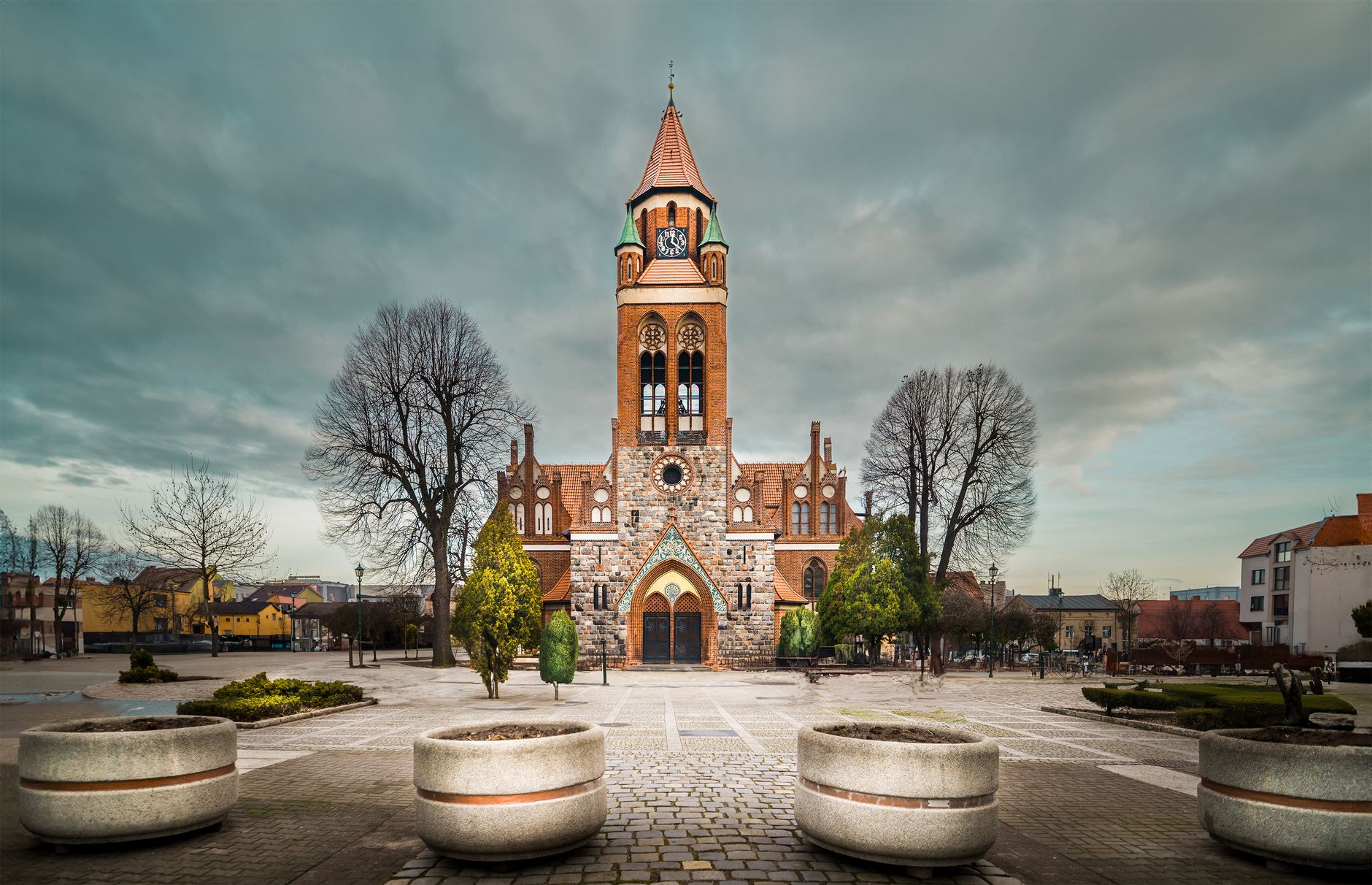 Stomatolog Grodzisk Mazowiecki przeprowadzający zabieg u pacjenta